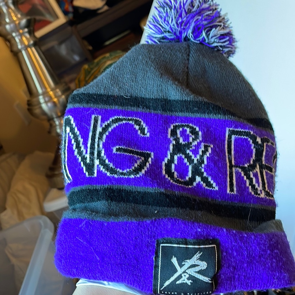 Y&R beanie with pompom